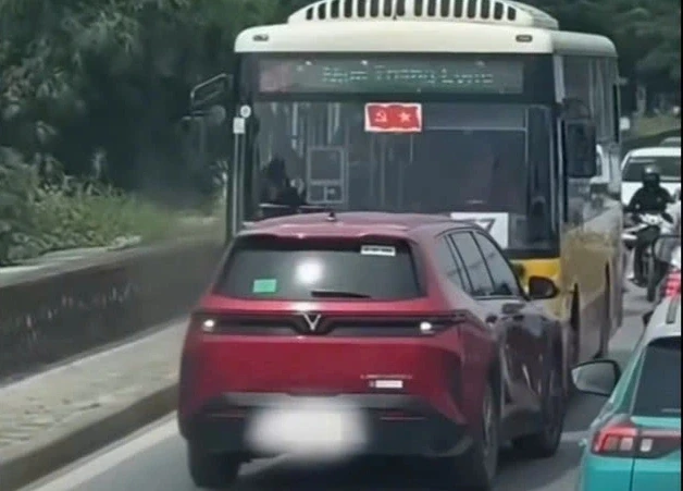 Vượt xe sai quy định, tài xế ô tô bị xe buýt "ép" lùi một đoạn dài Vượt xe sai quy định, tài xế ô tô bị xe buýt "ép" lùi một đoạn dài