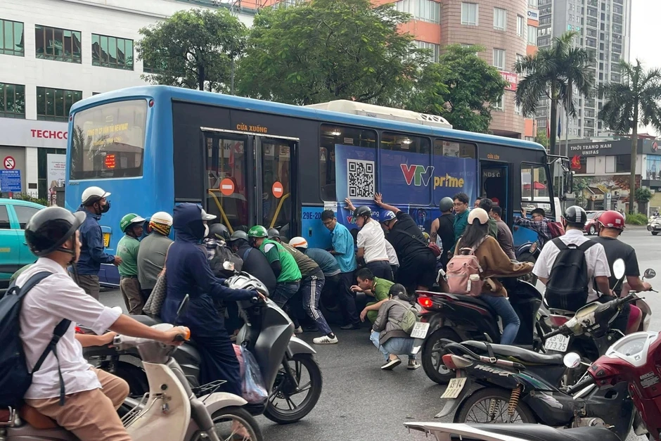 Xác định nguyên nhân vụ người phụ nữ mắc kẹt dưới gầm xe buýt ở Hà Nội Xác định nguyên nhân vụ người phụ nữ mắc kẹt dưới gầm xe buýt ở Hà Nội