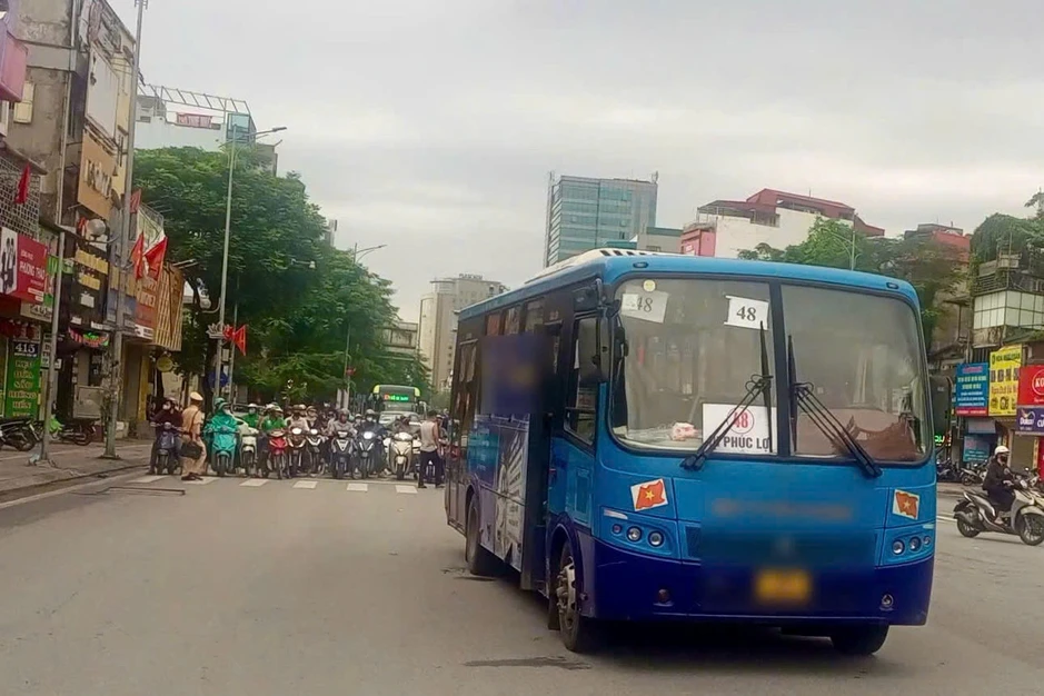 Xác định nguyên nhân vụ người phụ nữ mắc kẹt dưới gầm xe buýt ở Hà Nội Xác định nguyên nhân vụ người phụ nữ mắc kẹt dưới gầm xe buýt ở Hà Nội