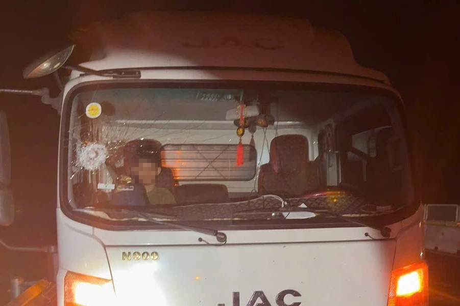 Xác định thủ phạm ném đá khiến nhiều ô tô chạy trên cao tốc bị vỡ kính Xác định thủ phạm ném đá khiến nhiều ô tô chạy trên cao tốc bị vỡ kính