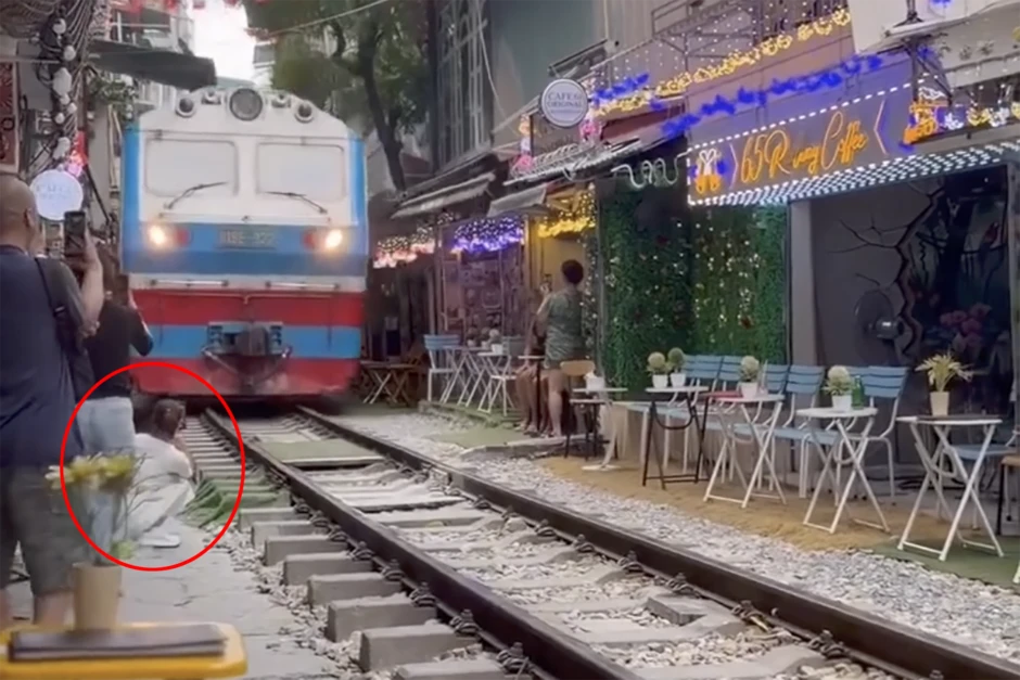 Xác minh clip cô gái bị tàu hỏa hất văng điện thoại ở 'phố cà phê đường tàu' Xác minh clip cô gái bị tàu hỏa hất văng điện thoại ở 'phố cà phê đường tàu'