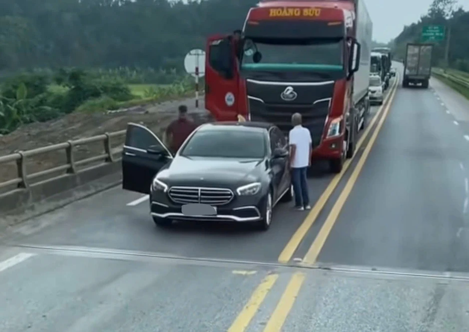 Xác minh clip Mercedes chặn đầu cả dòng xe trên cao tốc Nội Bài - Lào Cai Xác minh clip Mercedes chặn đầu cả dòng xe trên cao tốc Nội Bài - Lào Cai