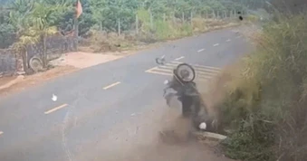 Xác minh clip nam sinh ngã văng xuống cống, người đi sau quay đầu rời đi