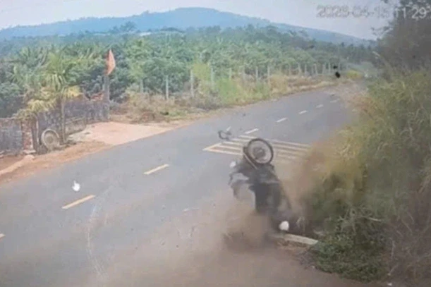 Xác minh clip nam sinh ngã văng xuống cống, người đi sau quay đầu rời đi