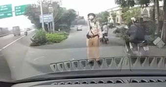 Xác minh clip người đàn ông tự xưng thầy dạy lái ô tô đi sai làn, cãi CSGT