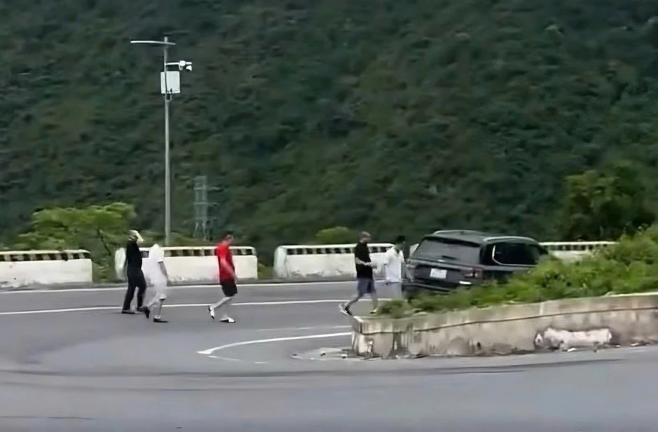 Xác minh clip nhóm người dừng ô tô giữa khúc cua ở đèo Hải Vân để ngắm cảnh Xác minh clip nhóm người dừng ô tô giữa khúc cua ở đèo Hải Vân để ngắm cảnh