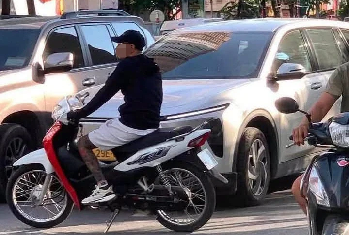 Xác minh clip tài xế ô tô và xe máy liên tục tạt đầu, "ghè" nhau trên đường Xác minh clip tài xế ô tô và xe máy liên tục tạt đầu, "ghè" nhau trên đường