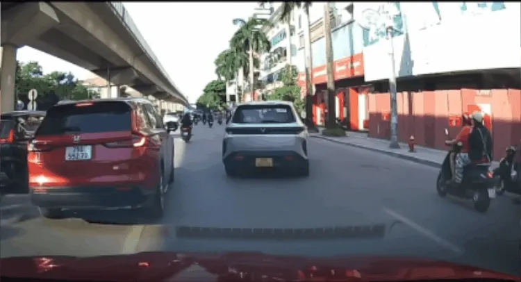 Xác minh clip tài xế ô tô và xe máy liên tục tạt đầu, "ghè" nhau trên đường Xác minh clip tài xế ô tô và xe máy liên tục tạt đầu, "ghè" nhau trên đường