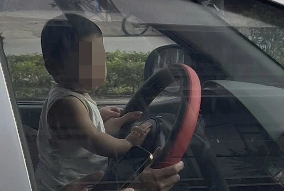 Xác minh clip tài xế vừa lái ô tô vừa ôm trẻ nhỏ trên đường ở Hà Nội Xác minh clip tài xế vừa lái ô tô vừa ôm trẻ nhỏ trên đường ở Hà Nội