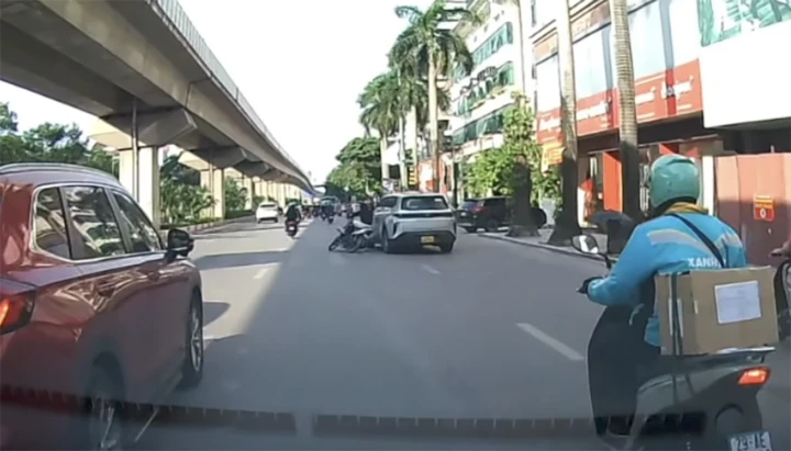 Xác minh clip xe máy, ô tô liên tục chèn ép, chặn đầu nhau trên phố Hà Nội Xác minh clip xe máy, ô tô liên tục chèn ép, chặn đầu nhau trên phố Hà Nội