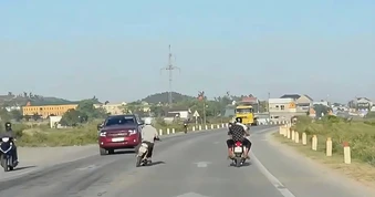 Xác minh hình ảnh người đàn ông “biểu diễn” lạng lách trên quốc lộ