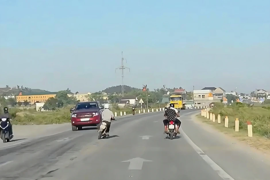 Xác minh hình ảnh người đàn ông “biểu diễn” lạng lách trên quốc lộ Xác minh hình ảnh người đàn ông “biểu diễn” lạng lách trên quốc lộ