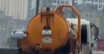 Xác minh tài xế ô tô xi téc xả thải trên Vành đai 3 lúc trời mưa to