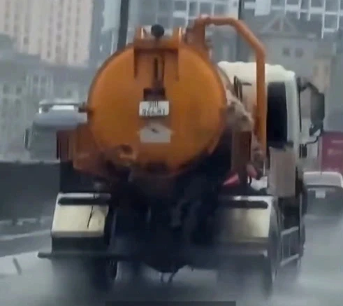 Xác minh tài xế ô tô xi téc xả thải trên Vành đai 3 lúc trời mưa to Xác minh tài xế ô tô xi téc xả thải trên Vành đai 3 lúc trời mưa to