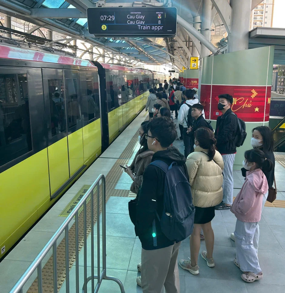 Xăng tăng giá liên tục, người Hà Nội bỏ xe cá nhân, ùn ùn đi tàu điện Xăng tăng giá liên tục, người Hà Nội bỏ xe cá nhân, ùn ùn đi tàu điện