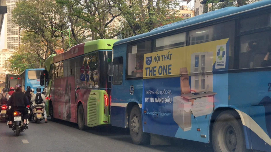 Xăng tăng giá liên tục, người Hà Nội bỏ xe cá nhân, ùn ùn đi tàu điện Xăng tăng giá liên tục, người Hà Nội bỏ xe cá nhân, ùn ùn đi tàu điện