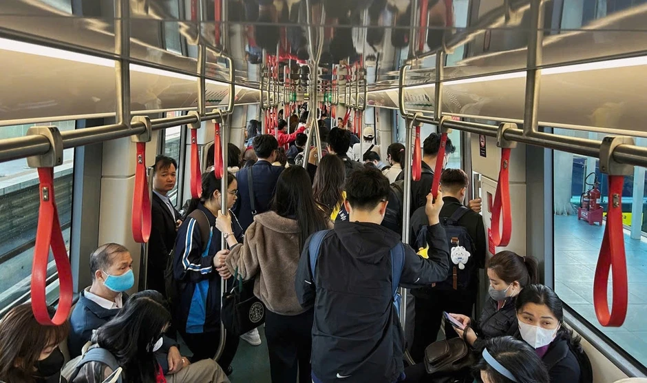 Xăng tăng giá liên tục, người Hà Nội bỏ xe cá nhân, ùn ùn đi tàu điện Xăng tăng giá liên tục, người Hà Nội bỏ xe cá nhân, ùn ùn đi tàu điện