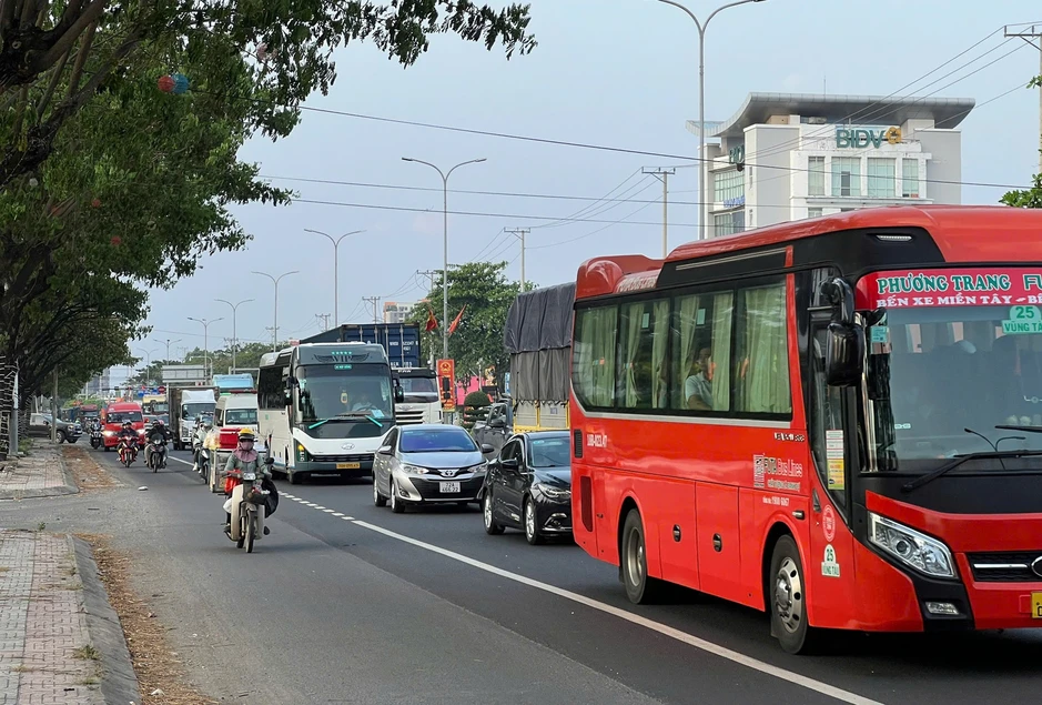 Xe ben ‘ủi’ ô tô văng lên dải phân cách nhiều người hoảng sợ Xe ben ‘ủi’ ô tô văng lên dải phân cách nhiều người hoảng sợ