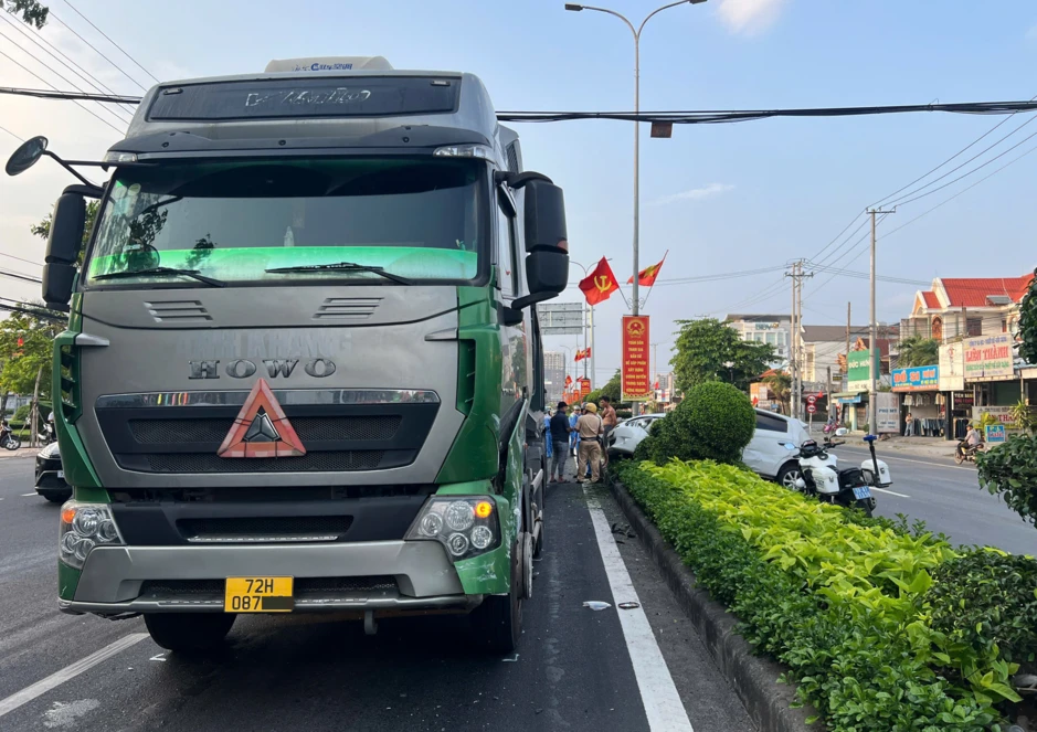 Xe ben ‘ủi’ ô tô văng lên dải phân cách nhiều người hoảng sợ Xe ben ‘ủi’ ô tô văng lên dải phân cách nhiều người hoảng sợ
