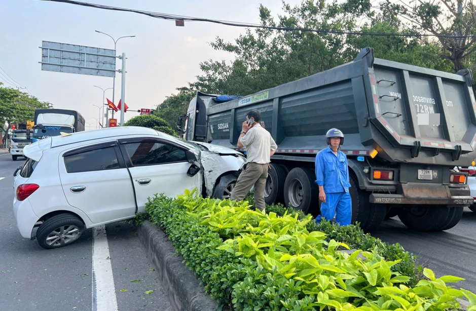 Xe ben ‘ủi’ ô tô văng lên dải phân cách nhiều người hoảng sợ Xe ben ‘ủi’ ô tô văng lên dải phân cách nhiều người hoảng sợ