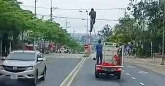 Xe biển xanh chở người “làm xiếc” trên quốc lộ: Yêu cầu kiểm điểm, nhắc nhở
