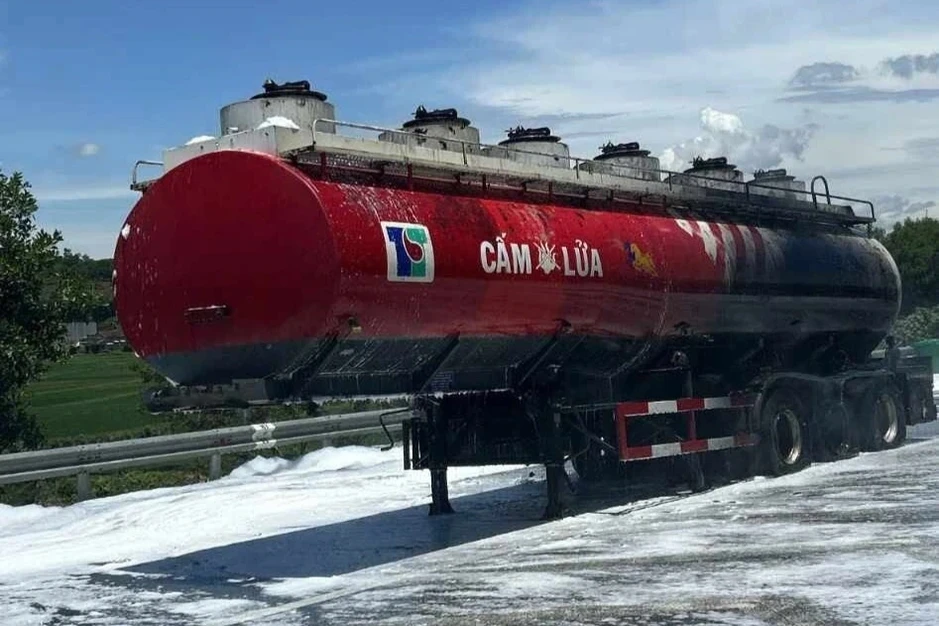 Xe bồn chở xăng bốc cháy trên cao tốc Đà Nẵng - Quảng Ngãi