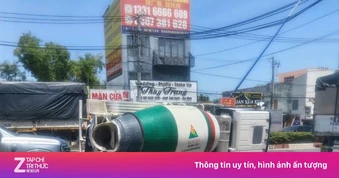 Xe bồn đâm gãy cột đèn ở TP.HCM