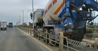 Xe bồn đi vào đường cấm trên cầu Nhật Tân, một người tử vong