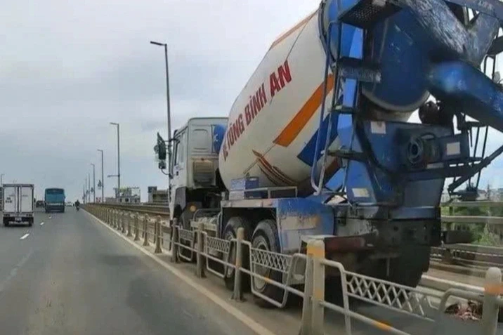 Xe bồn đi vào đường cấm trên cầu Nhật Tân, một người tử vong Xe bồn đi vào đường cấm trên cầu Nhật Tân, một người tử vong
