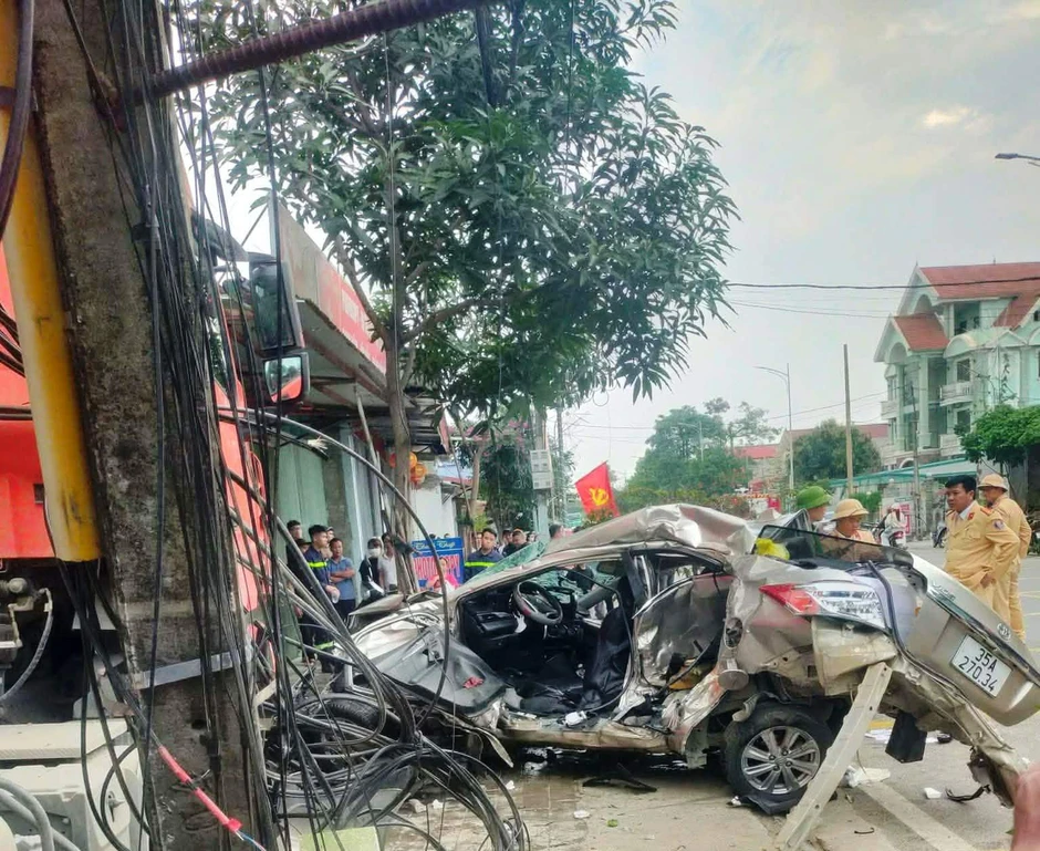 Xe bồn húc nát ô tô con ở Ninh Bình, người ngồi bên đường tử vong