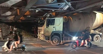 Xe bồn mắc kẹt dưới gầm cầu Long Biên