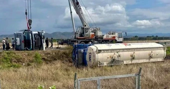 Xe bồn mất lái rồi lật nghiêng, CSGT phải tạm đóng một phần cao tốc