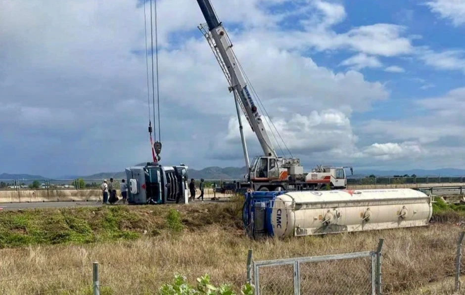 Xe bồn mất lái rồi lật nghiêng, CSGT phải tạm đóng một phần cao tốc Xe bồn mất lái rồi lật nghiêng, CSGT phải tạm đóng một phần cao tốc