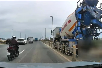 Xe bồn va chạm xe máy trên đường dẫn cầu Nhật Tân, 1 người tử vong