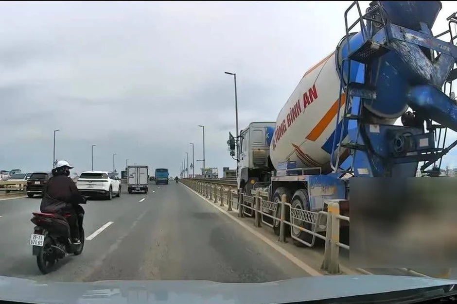 Xe bồn va chạm xe máy trên đường dẫn cầu Nhật Tân, 1 người tử vong Xe bồn va chạm xe máy trên đường dẫn cầu Nhật Tân, 1 người tử vong