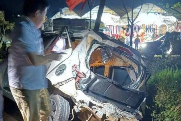 Xe chở mủ cao su gây tai nạn liên hoàn, người đi bộ bị tông tử vong Xe chở mủ cao su gây tai nạn liên hoàn, người đi bộ bị tông tử vong