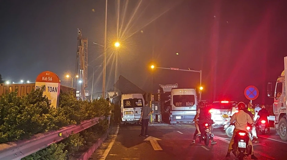 Xe chở trụ bê tông lật ngang cầu Phú Lương, quốc lộ 5 tê liệt Xe chở trụ bê tông lật ngang cầu Phú Lương, quốc lộ 5 tê liệt