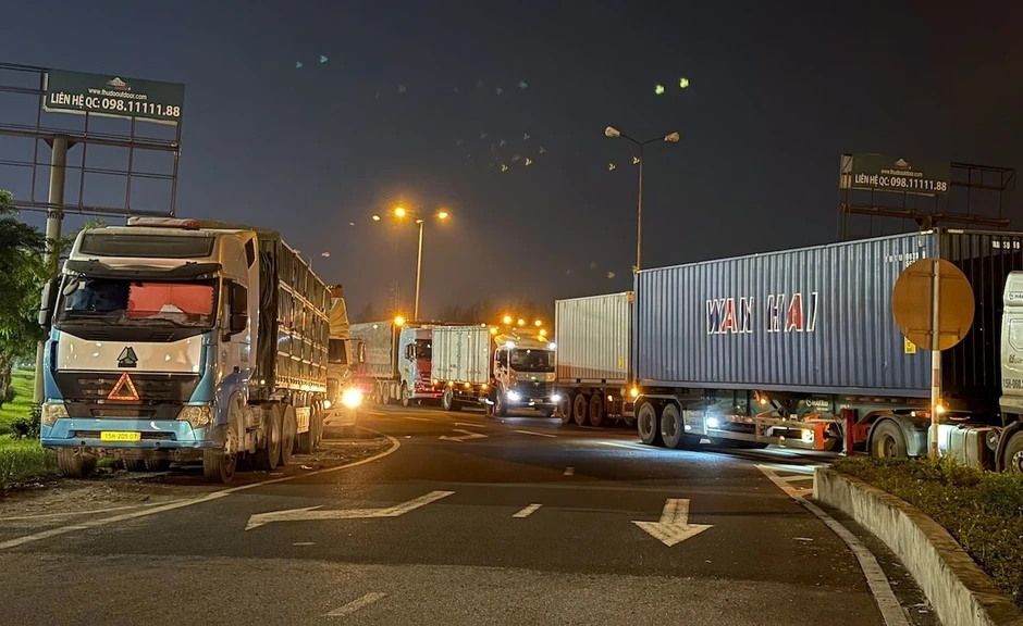 Xe chở trụ bê tông lật ngang cầu Phú Lương, quốc lộ 5 tê liệt Xe chở trụ bê tông lật ngang cầu Phú Lương, quốc lộ 5 tê liệt