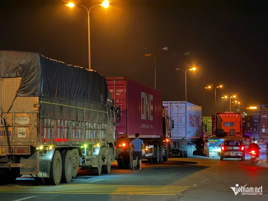 Xe chở trụ bê tông lật ngang cầu Phú Lương, quốc lộ 5 tê liệt Xe chở trụ bê tông lật ngang cầu Phú Lương, quốc lộ 5 tê liệt