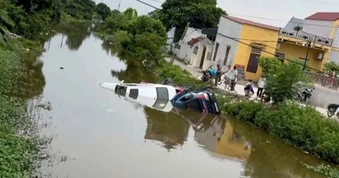 Xe cứu hộ cùng ô tô Lexus trôi thẳng xuống sông