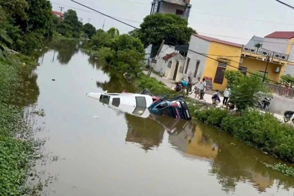 Xe cứu hộ cùng ô tô Lexus trôi thẳng xuống sông Xe cứu hộ cùng ô tô Lexus trôi thẳng xuống sông