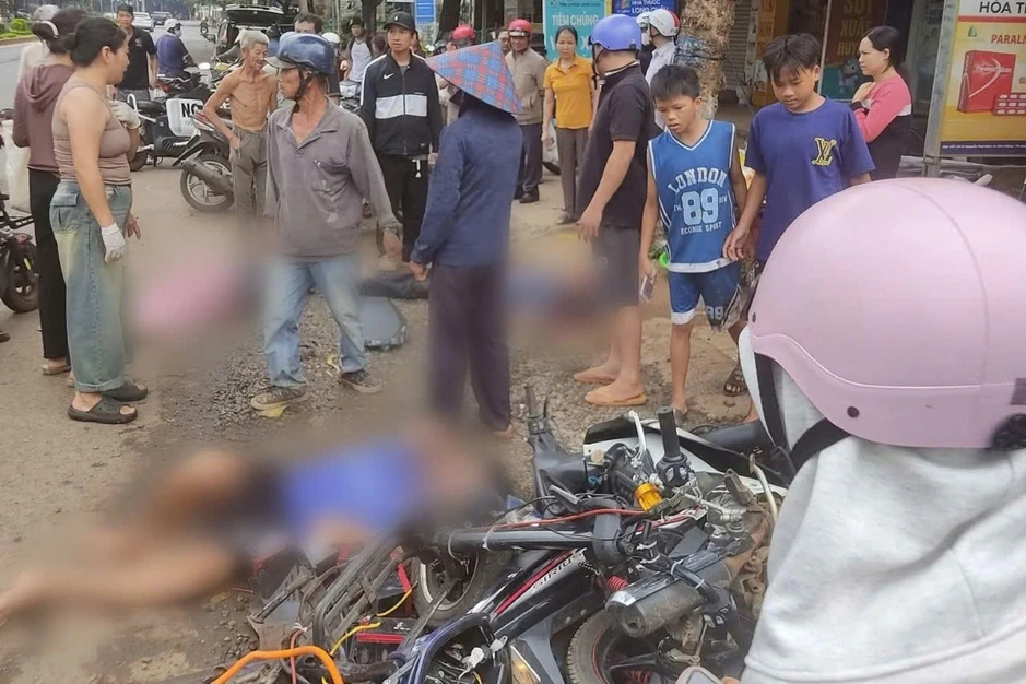 Xe đạp điện nghi độ thêm 6 bình ắc quy va chạm xe máy, 3 người thương vong