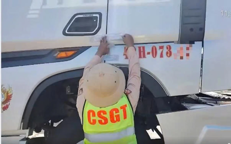 Xe đầu kéo ‘3 không’ ngang nhiên chạy trên cao tốc, CSGT niêm phong 7 ngày Xe đầu kéo ‘3 không’ ngang nhiên chạy trên cao tốc, CSGT niêm phong 7 ngày