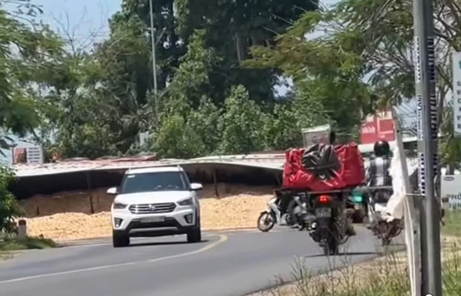 Xe đầu kéo lật ngang quốc lộ sau va chạm ô tô, 3 người bị thương Xe đầu kéo lật ngang quốc lộ sau va chạm ô tô, 3 người bị thương