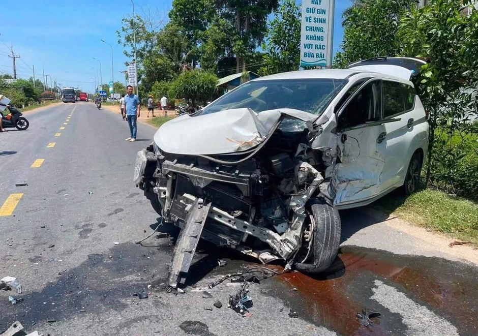 Xe đầu kéo lật ngang quốc lộ sau va chạm ô tô, 3 người bị thương Xe đầu kéo lật ngang quốc lộ sau va chạm ô tô, 3 người bị thương