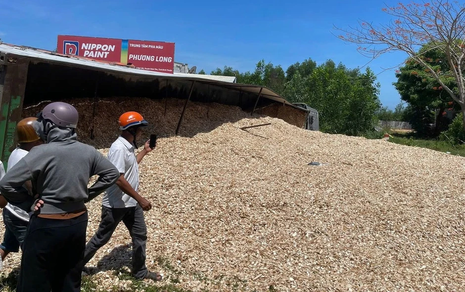 Xe đầu kéo lật ngang quốc lộ sau va chạm ô tô, 3 người bị thương Xe đầu kéo lật ngang quốc lộ sau va chạm ô tô, 3 người bị thương