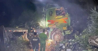 Xe đầu kéo rơi xuống vực trên đèo Kim Quy