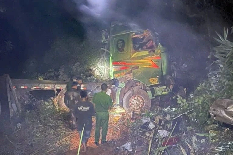 Xe đầu kéo rơi xuống vực trên đèo Kim Quy