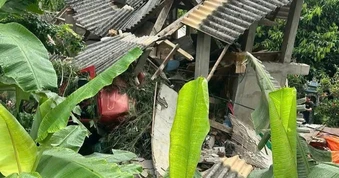 Xe đầu kéo tông sập nhà dân, tài xế tử vong