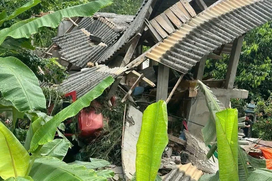 Xe đầu kéo tông sập nhà dân, tài xế tử vong Xe đầu kéo tông sập nhà dân, tài xế tử vong